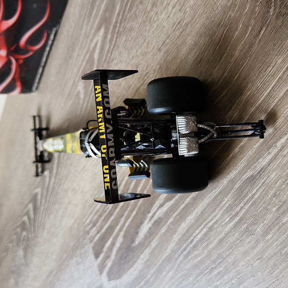 2005 Tony Schumacher Sarge US Army Of One Top Fuel Dragster - Picture 9 of 12